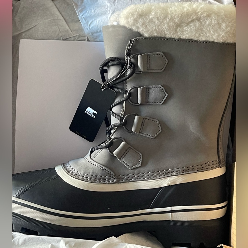 *NEW*. Sorel winter boots.  Size 9
Never worn.  Comes with tags in original box